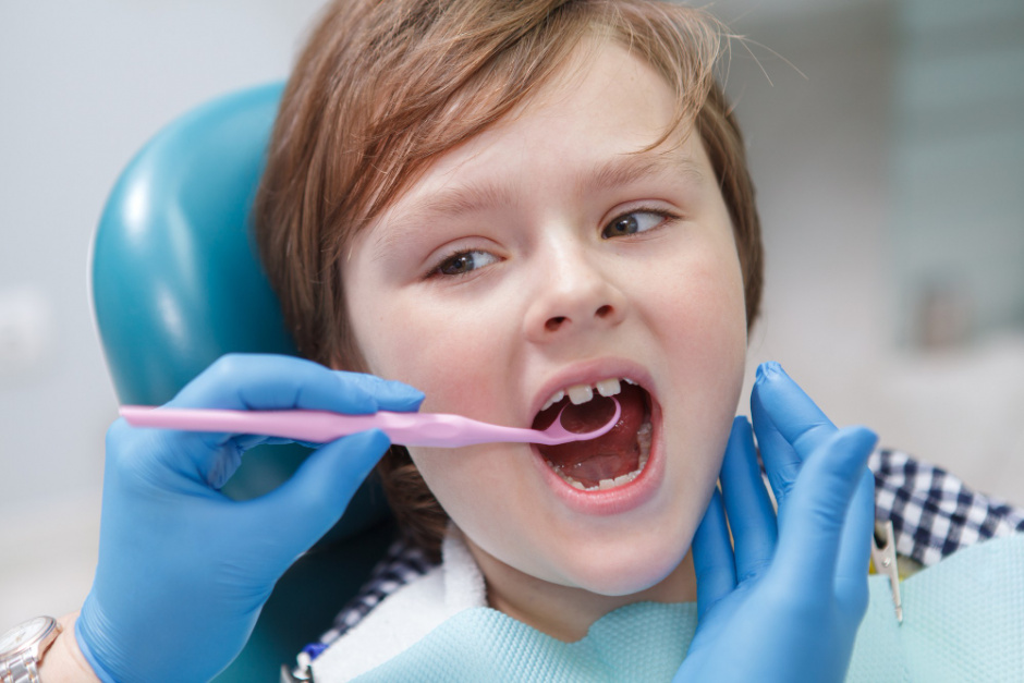 Нужно ли лечить молочные зубы